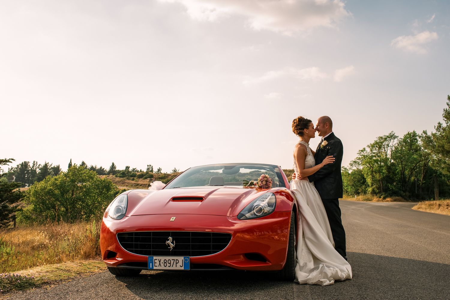 Hochzeitspaar vor Ferrari