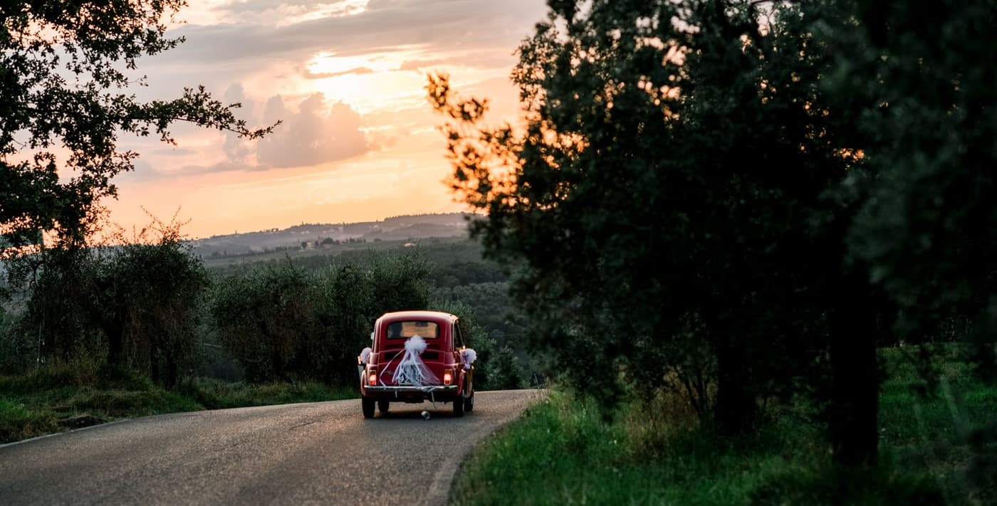 Hochzeitsauto in der italienischen Landschaft