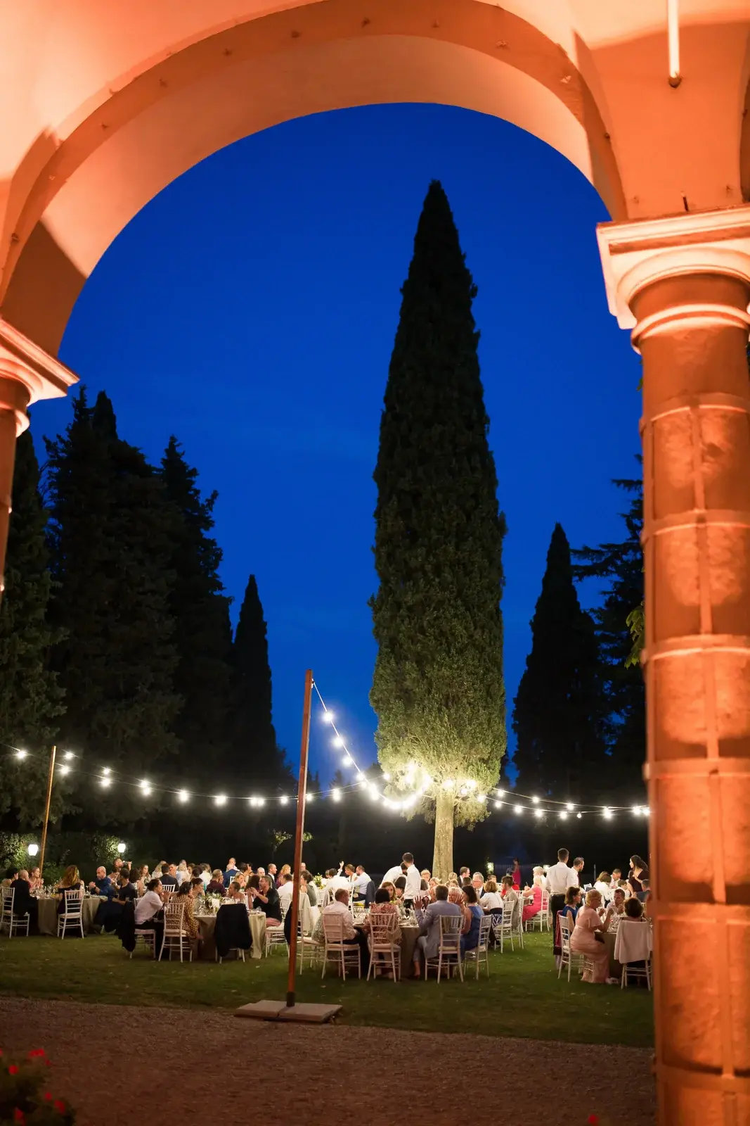 Hochzeit im Freien abends in der Toskana