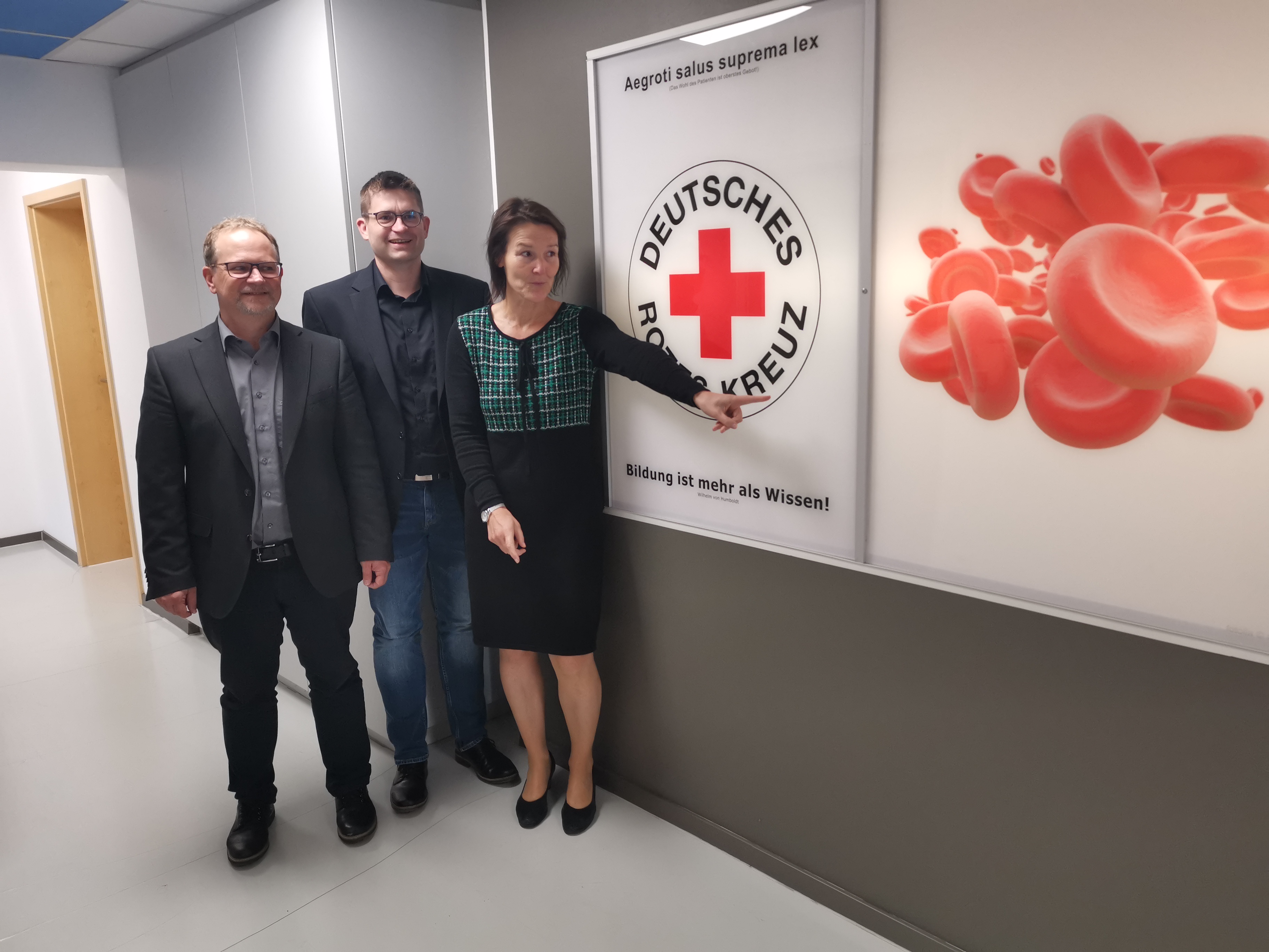 Im Lager von Secus: Annette Schneppat (r.) zeigt Landrätin Peggy Greiser die Reinigungsmittel und -geräte, die die Mitarbeiter bei ihrer täglichen Arbeit benötigen.