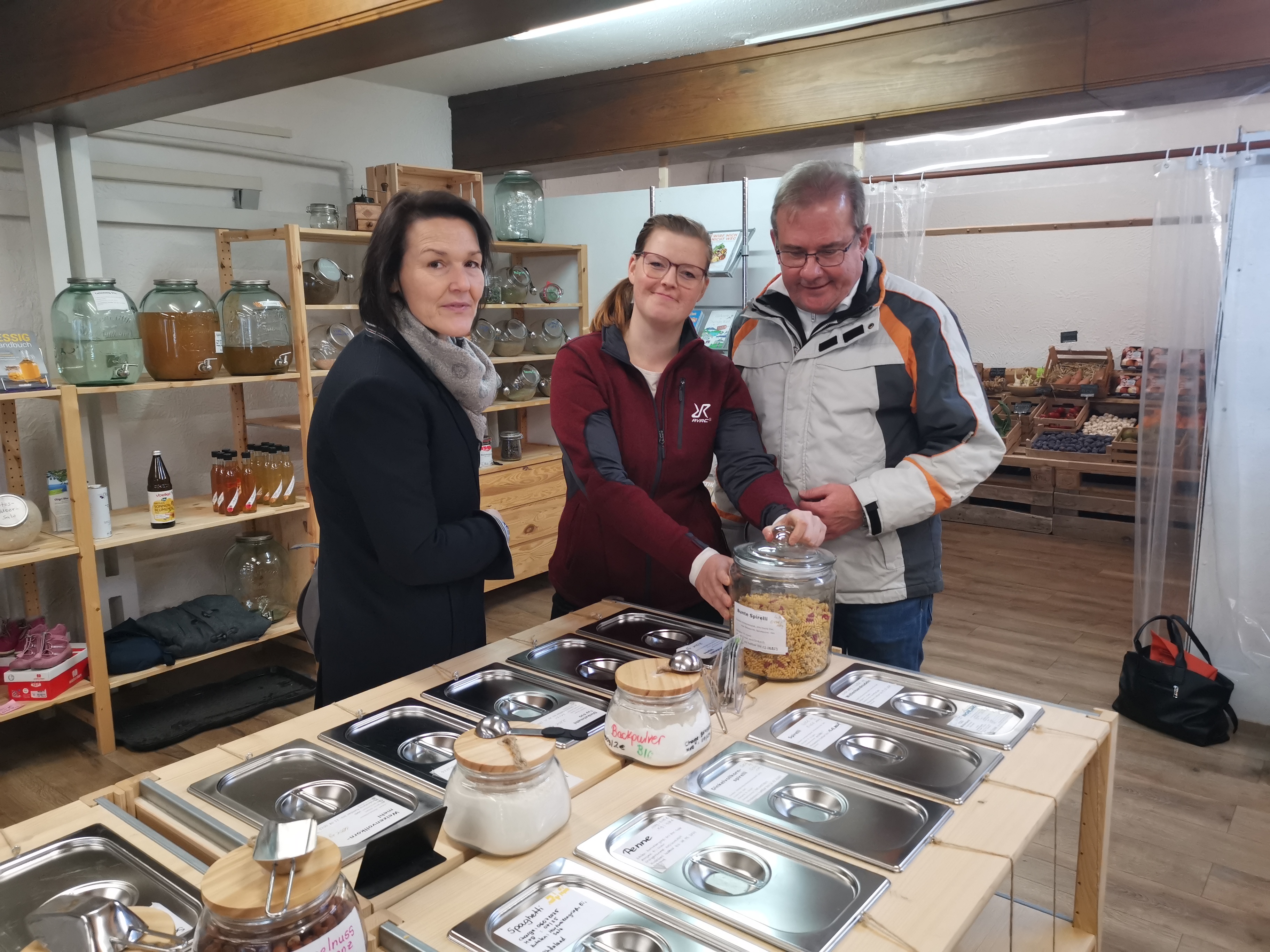 „Caros Hofladen“ bietet vor allem möglichst unverpackte Waren aus der Region an. Landrätin Peggy Greiser (l.) und Bürgermeister Richard Rossel (r.) überzeugten sich bei Inhaberin Carolin Brunngräber (Mitte) vom nachhaltigen Konzept ihres Unverpackt-Ladens.