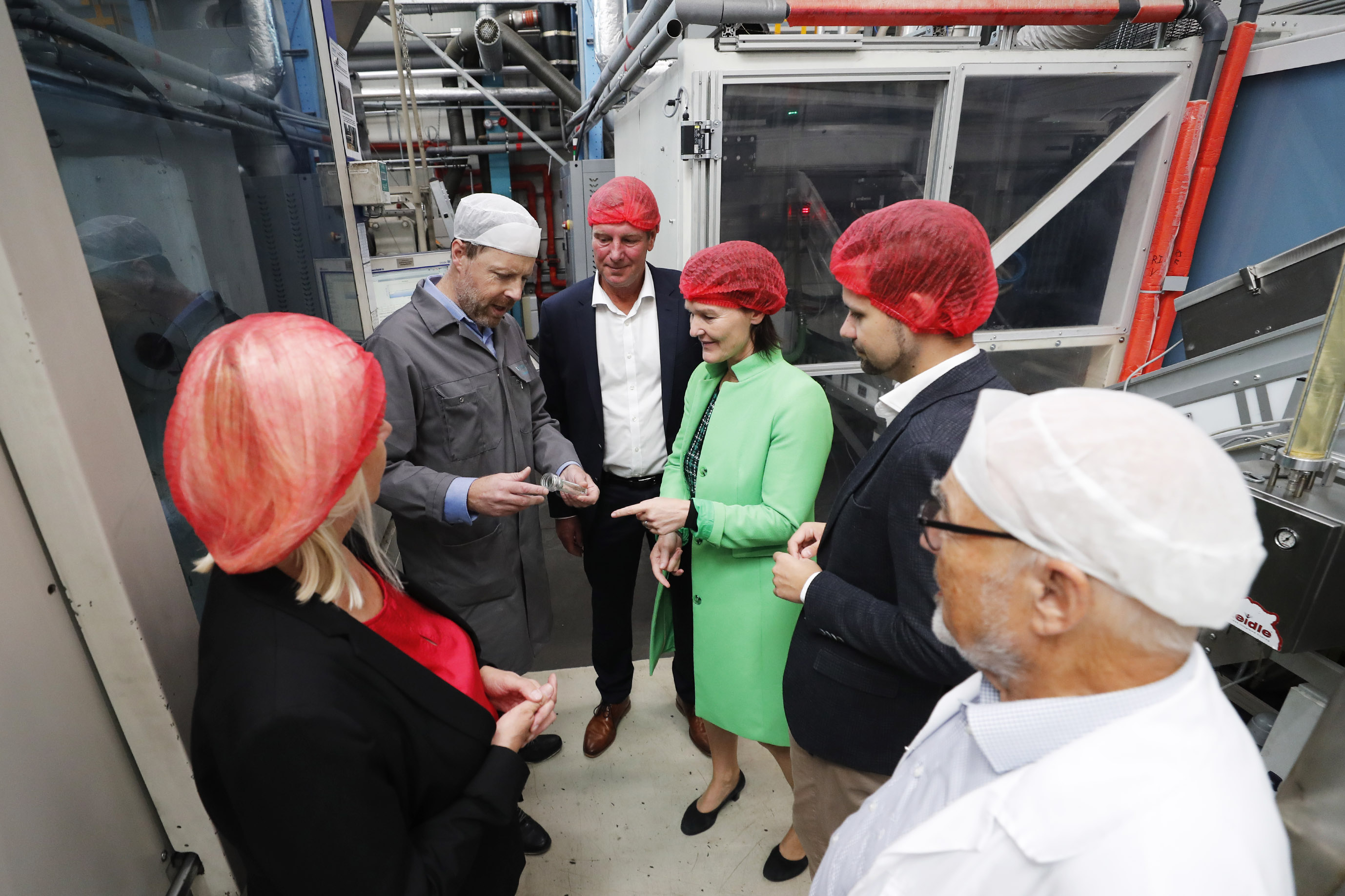 Eproplast-Geschäftsführer Modesto M. Pesavento (2.v.l.) demonstriert Staatssekretär Carsten Feller (3.v.l.) und Landrätin Peggy Greiser (3.v.r.) sowie weiteren Gästen eindrücklich den Weg einer PETFlasche von der Konzeption bis zur Produktion und fristgerechten Anlieferung beim Kunden.