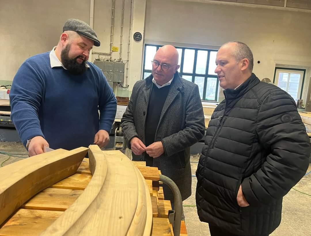 Juniorchef Sebastian Thomae erklärt dem stellv. Landrat Dirk Lindner und Bürgermeister Heiko Bartholomäus seine Handwerkskunst.
