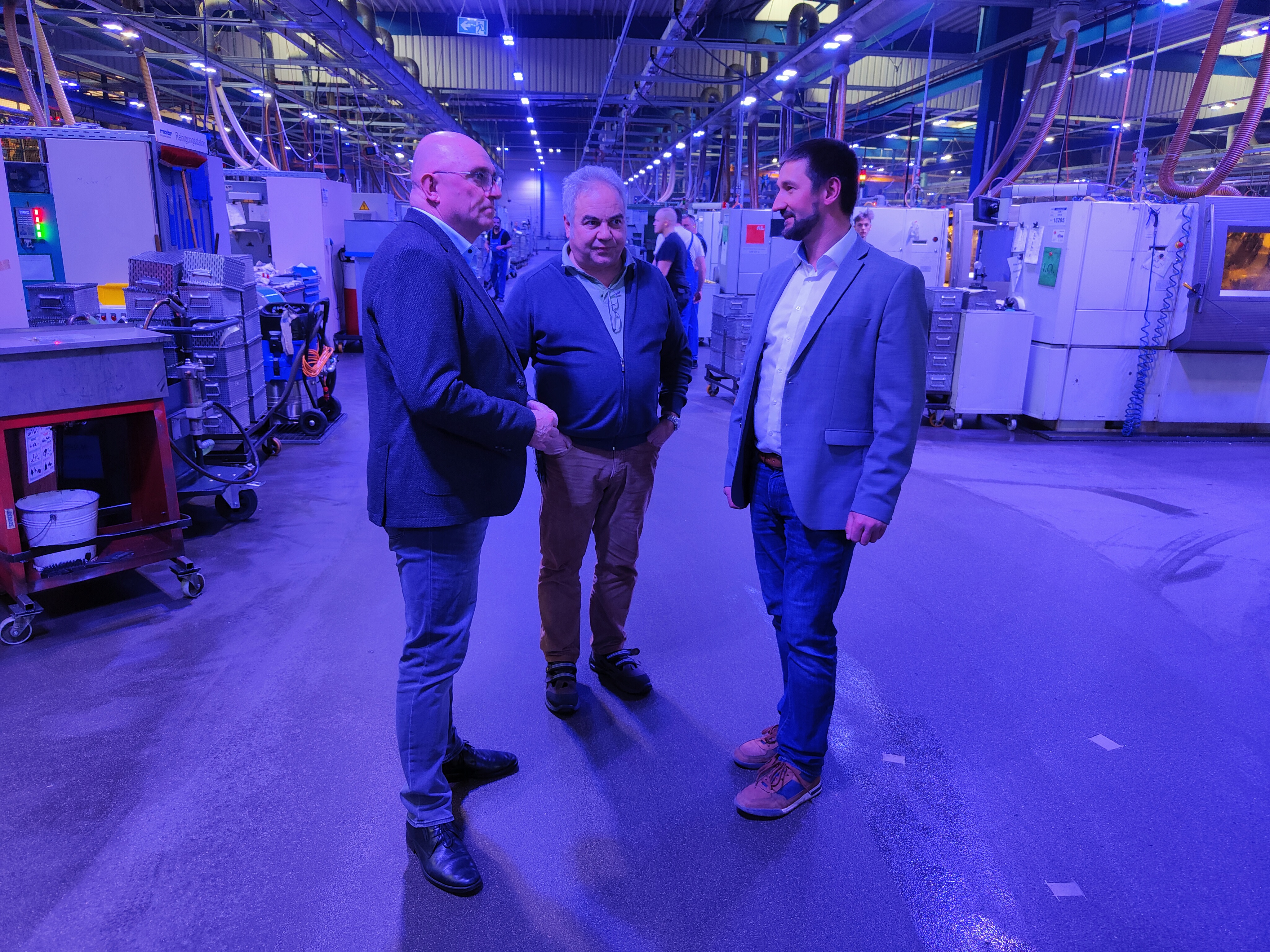 Von links: Stellv. Landrat Dirk Lindner im Gespräch mit Unternehmer Thomas Braun und Bürgermeister Patrick Hammerschmidt