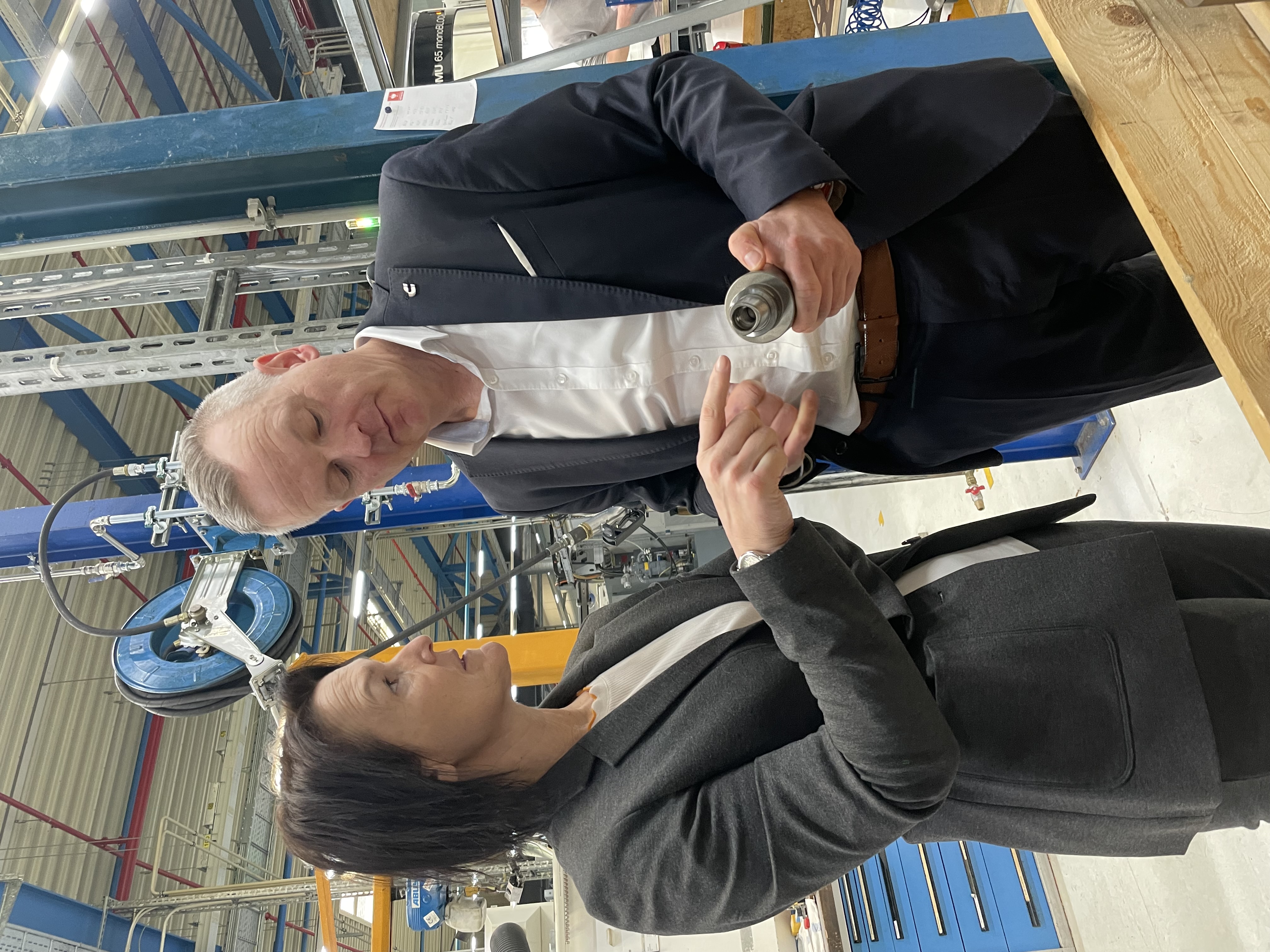 Stefan Andres, Standortleiter bei Sandvik Tooling Supply in Schmalkalden erläutert Landrätin Peggy Greiser an einem Schaustück, worin die Profession des Unternehmens besteht.