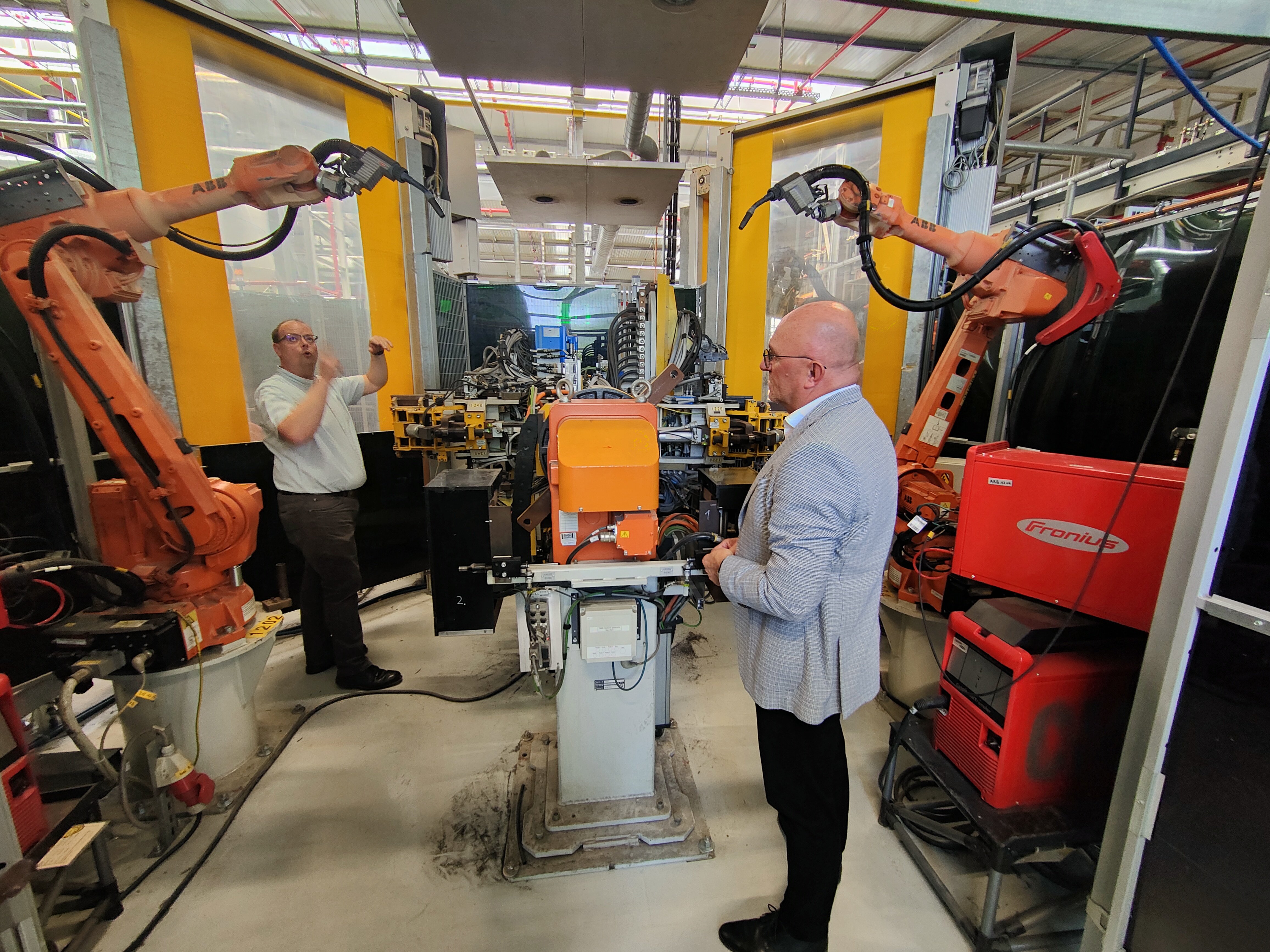 Moderne Roboter übernehmen zum Teil die Montage der einzelnen Batteriezellen.