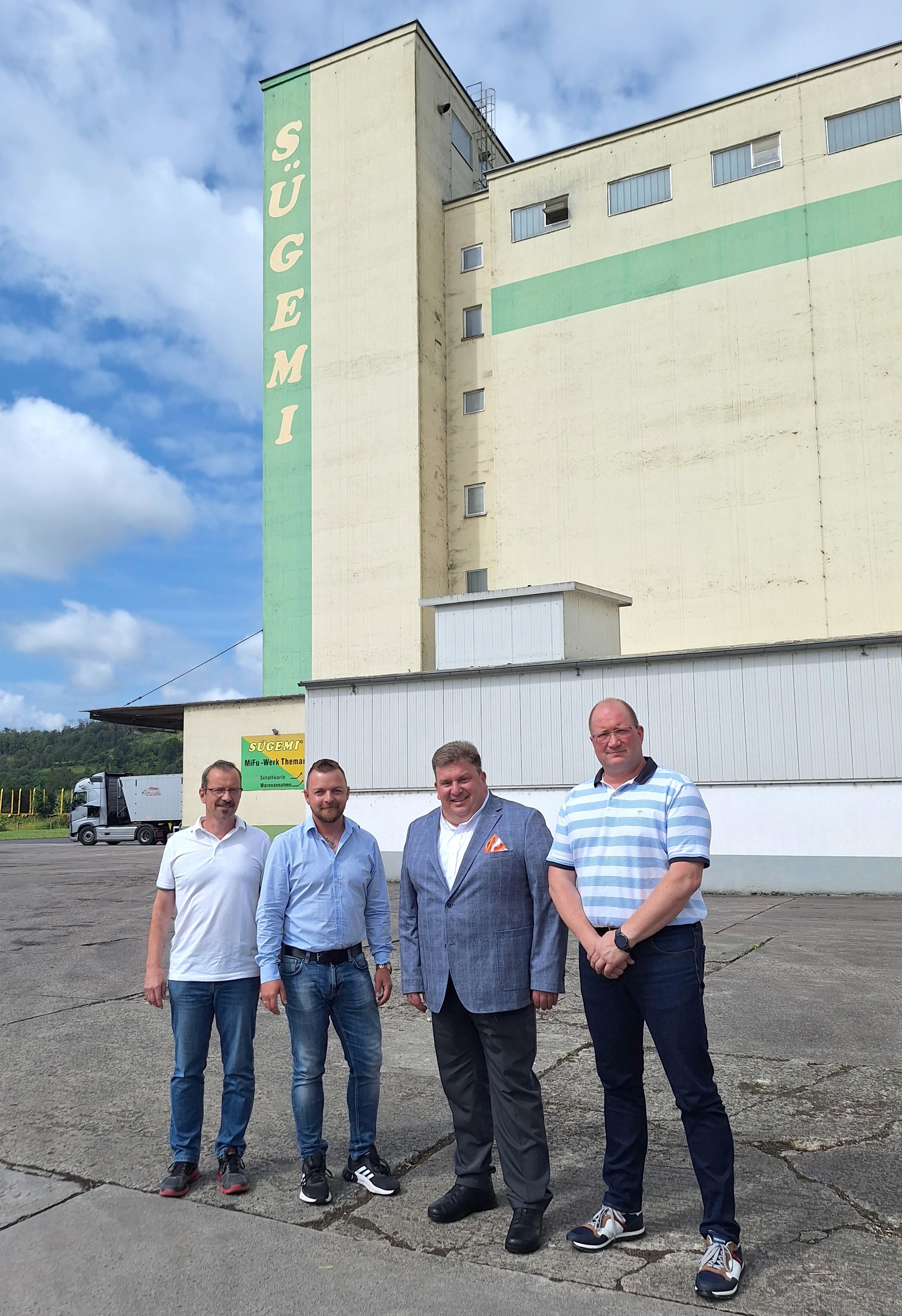 Landrat Sven Gregor (zweiter von rechts) im Gespräch mit den Geschäftsführern der SÜGEMI GmbH Themar