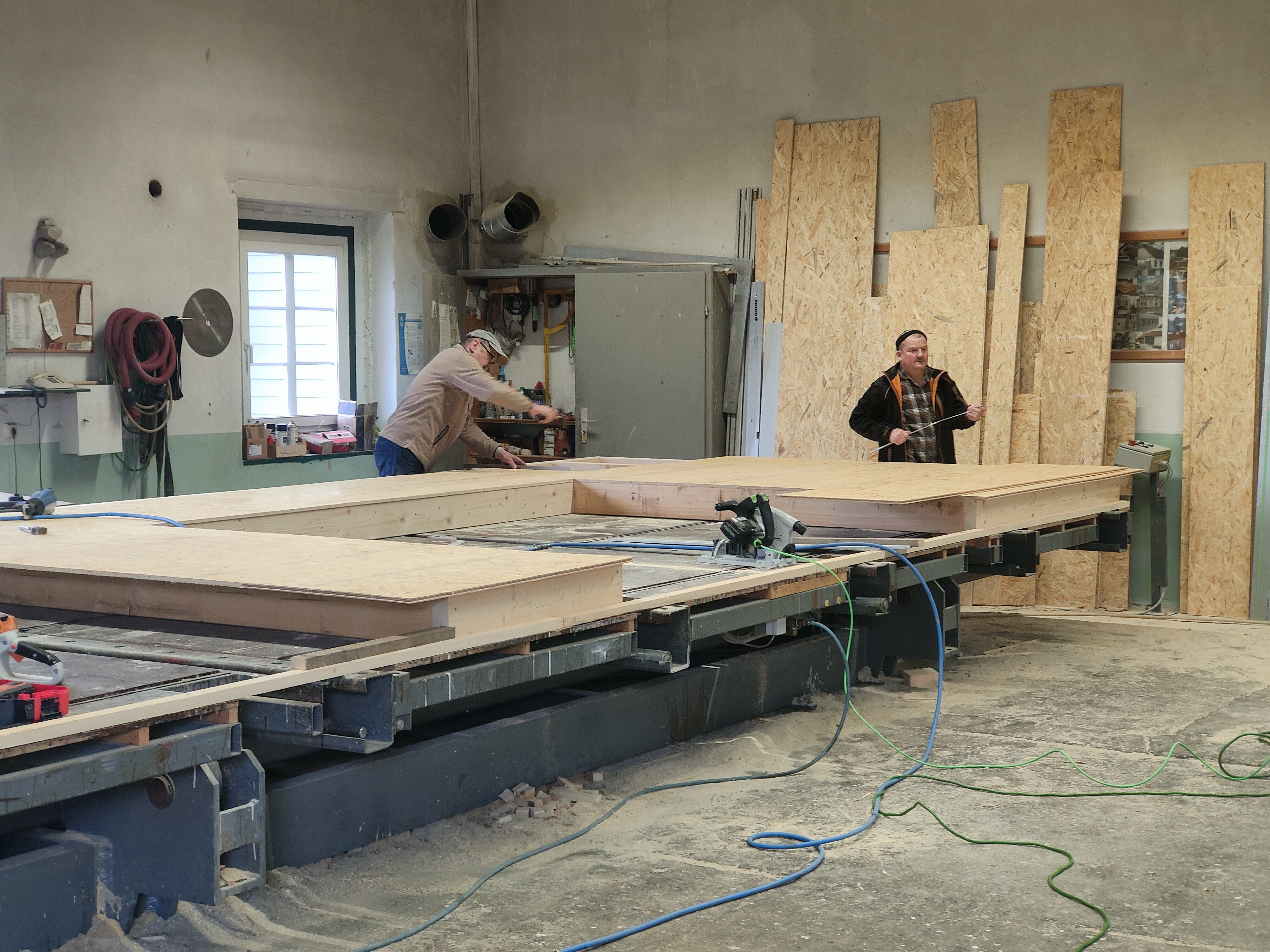 In der Werkstatt werden zum Teil ganze Fertighäuser aus Holz hergestellt und für die Baustelle vorbereitet.