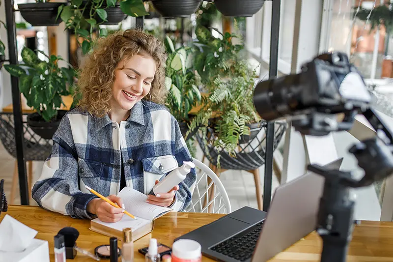 Content Creator als Brücke zwischen Brands und Kunden Content Creator als Brücke zwischen Brands und Kunden