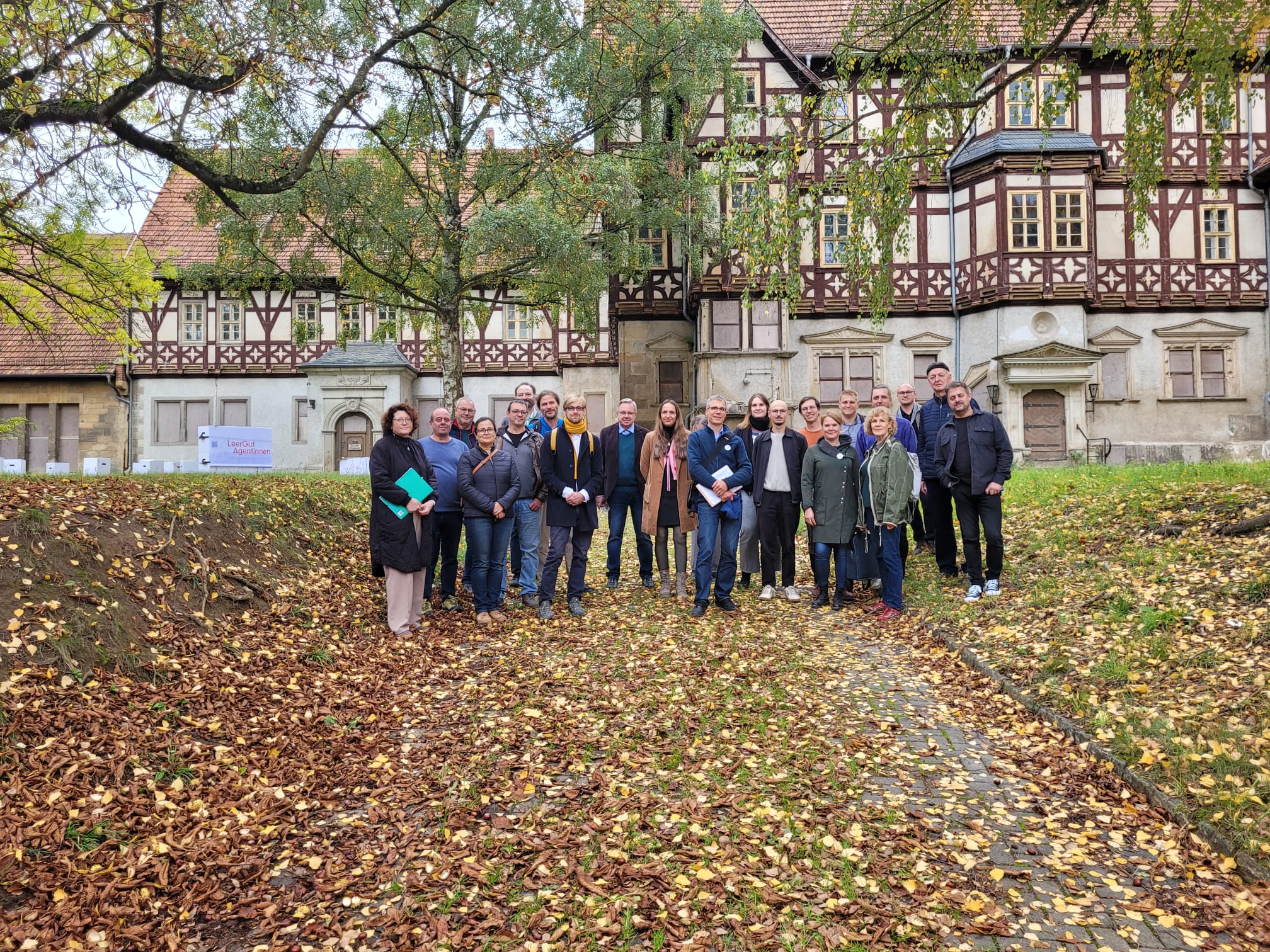 Die LeerGut-Agent*innen mit Netzwerkteilnehmenden am Schloss Mihla. Foto: LeerGut-Agent*innen e.V. Die LeerGut-Agent*innen mit Netzwerkteilnehmenden am Schloss Mihla. Foto: LeerGut-Agent*innen e.V.