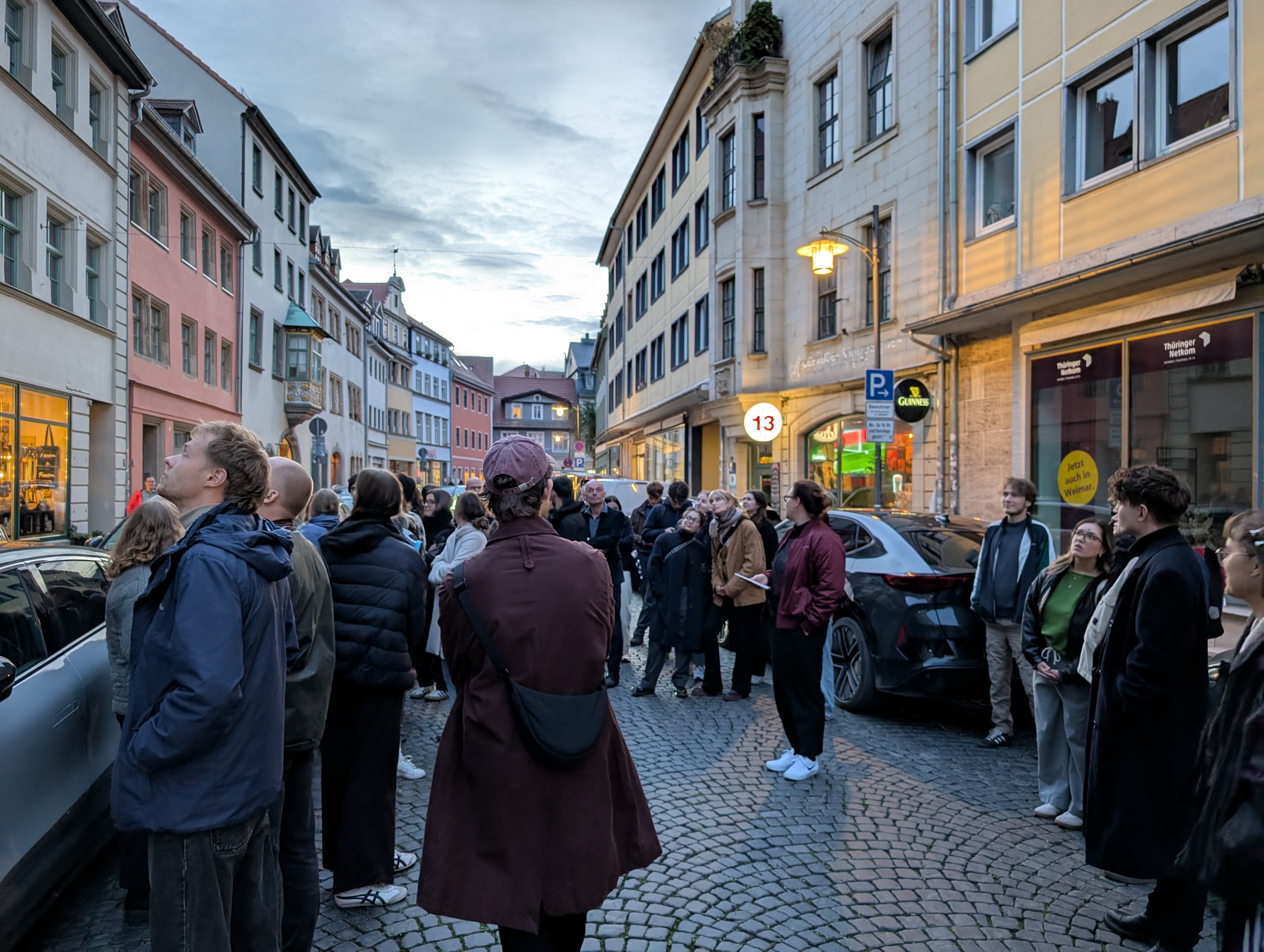 Studierende im Austausch zur Marktstraße in Weimar. Foto: Michael Kraus