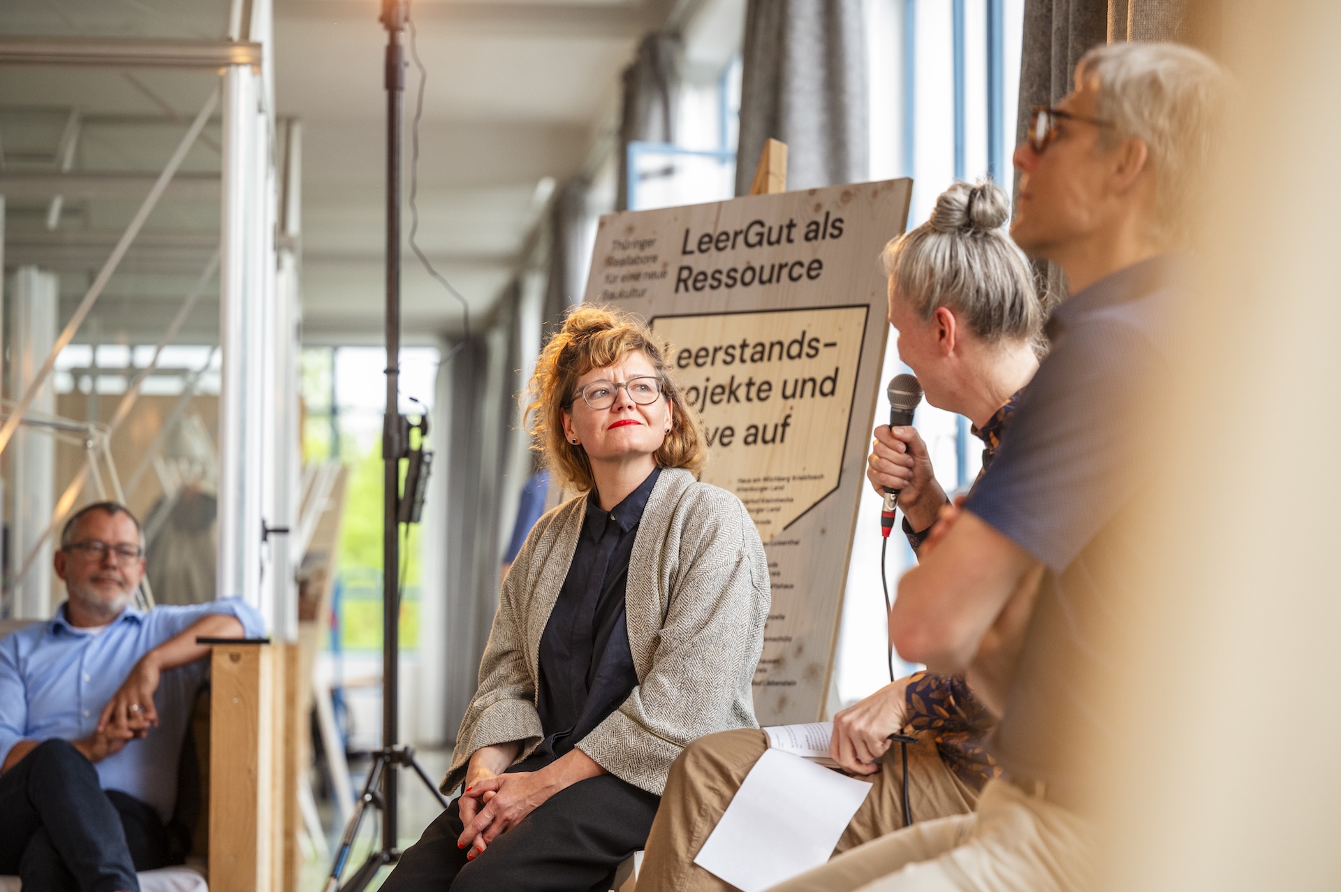 Andrea Nickisch vom Netzwerk Zukunftsorte weiß, wie man Akteur:innen der Raumentwicklung bundesweit vernetzt und begleitet. Zukunftsorte sammelt und teilt Praxiswissen über den Aufbau von Projekten auf dem Land und unterstützt Kommunen und Immobilienbesitzer:innen dabei, neue Wege zu gehen. Sie war am 5.6. dabei und kam mit Katja Fischer und Dr. Bertram Schiffers von den LeerGut-Agent:innen ins Gespräch.