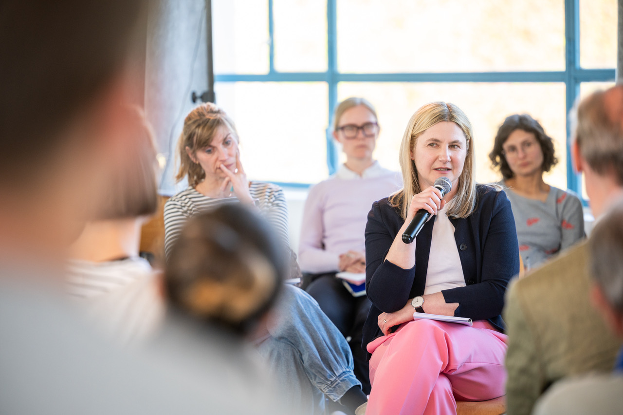 Bettina Lehmann, Mitarbeiterin des Projekts Wärmewende im Gebäudebestand der Ernst-Abbe-Hochschule Jena sprach über die Herausforderung der Beteiligung von Mieterinnen und Mietern. Bettina Lehmann, Mitarbeiterin des Projekts Wärmewende im Gebäudebestand der Ernst-Abbe-Hochschule Jena sprach über die Herausforderung der Beteiligung von Mieterinnen und Mietern.