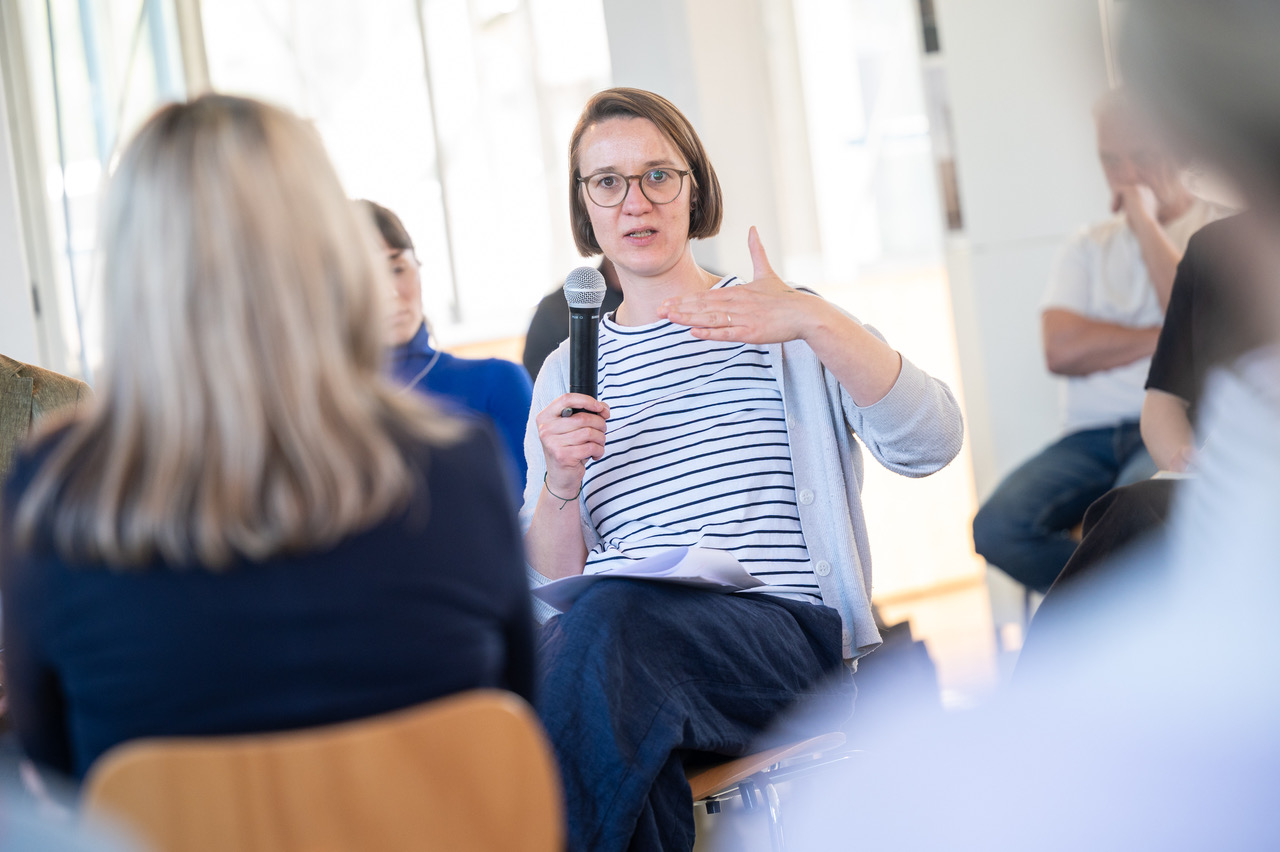 Kathrin Meißner vom Graduiertenkolleg Gewohnter Wandel moderierte die Veranstaltung gemeinsam mit Katja Fischer, Geschäftsführende Vorständin der Stiftung Baukultur Thüringen. Kathrin Meißner vom Graduiertenkolleg Gewohnter Wandel moderierte die Veranstaltung gemeinsam mit Katja Fischer, Geschäftsführende Vorständin der Stiftung Baukultur Thüringen.