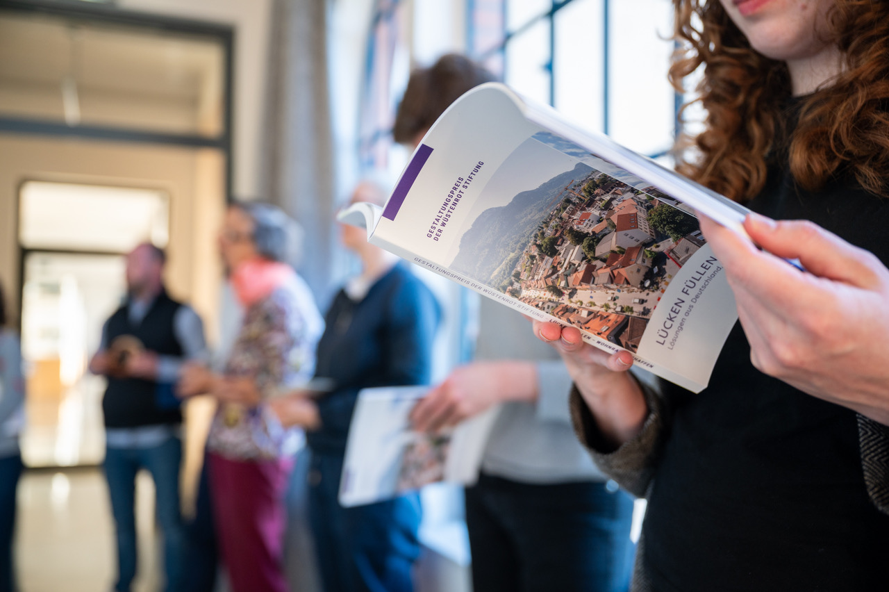 Nach dem Baukultur-Gespräch wurde die Ausstellung „Lücken füllen Wohnraum schaffen“ der Wüstenrot Stiftung eröffnet. Sie ist bis Ende Mai in der Geschäftsstelle der Stiftung im Eiermannbau zu sehen. Nach dem Baukultur-Gespräch wurde die Ausstellung „Lücken füllen Wohnraum schaffen“ der Wüstenrot Stiftung eröffnet. Sie ist bis Ende Mai in der Geschäftsstelle der Stiftung im Eiermannbau zu sehen.