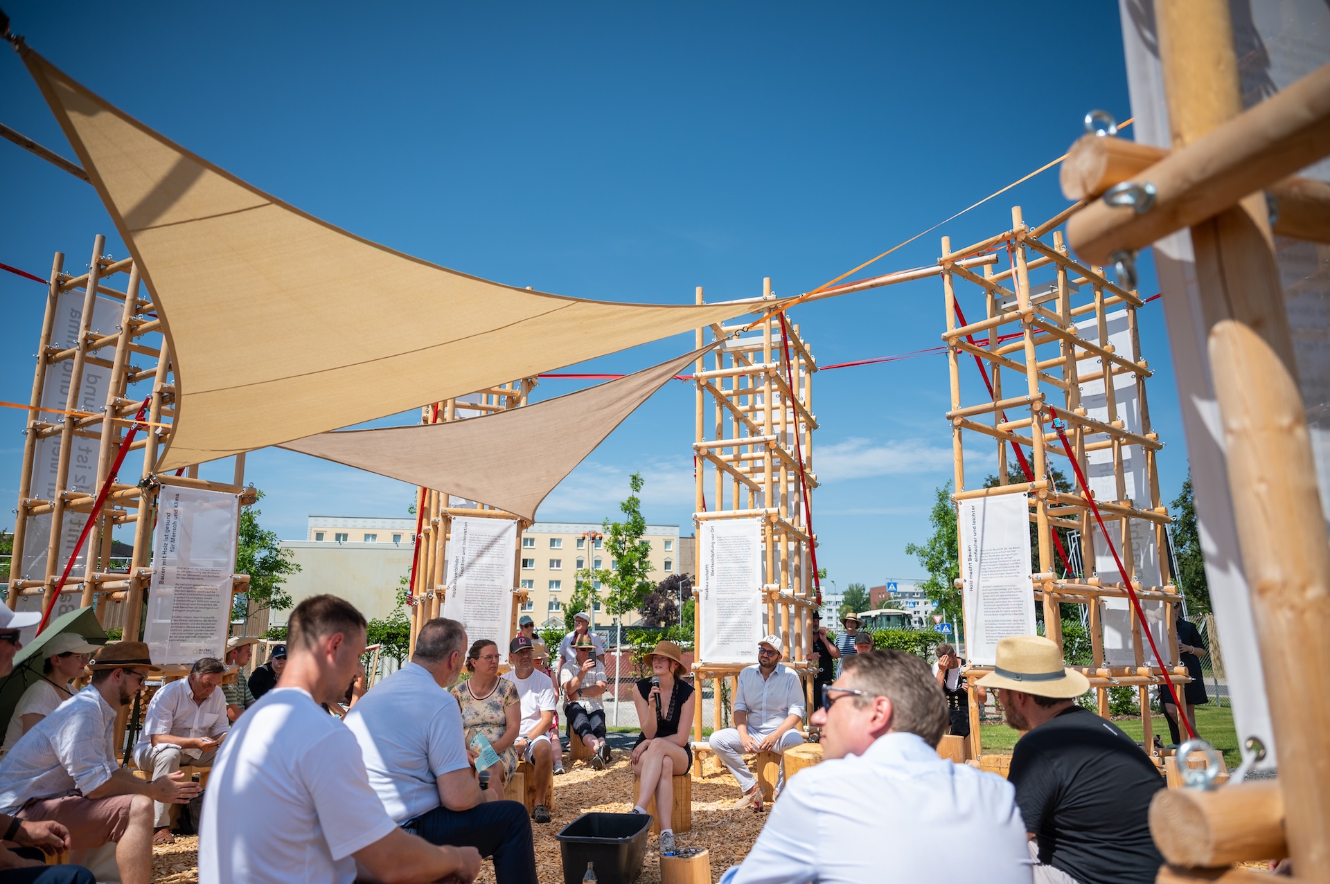 Henriette Hantel von hks architekten BDA stellt die Holzbauwerkstatt vor. Foto Thomas Müller