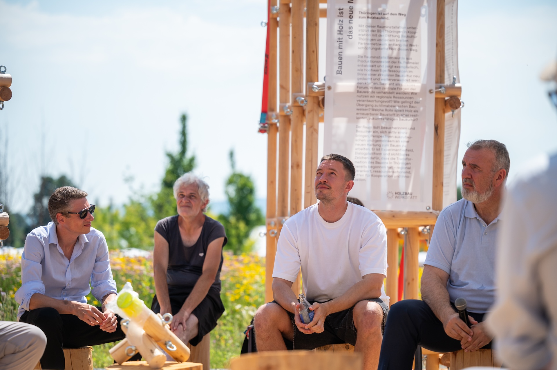 Lukas Malz vom Institute Spekulative Engineering von der FH Erfurt blickt auf die Holzbauwerkstatt, an deren Entstehung er beteiligt gewesen ist. Foto Thomas Müller